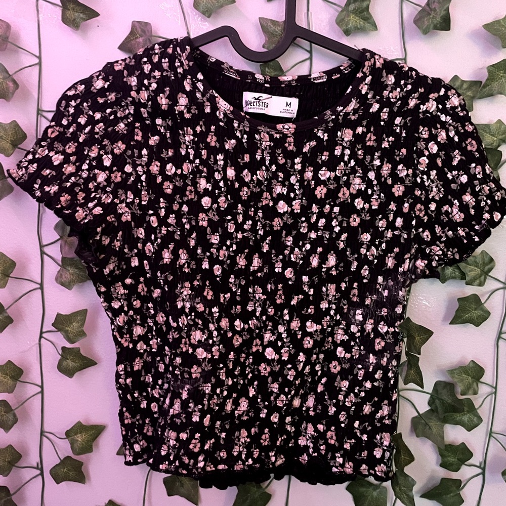 Hollister textured tee (good as new)